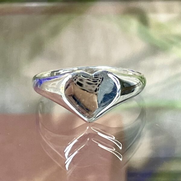 Zilveren ring met hart (maat 17)