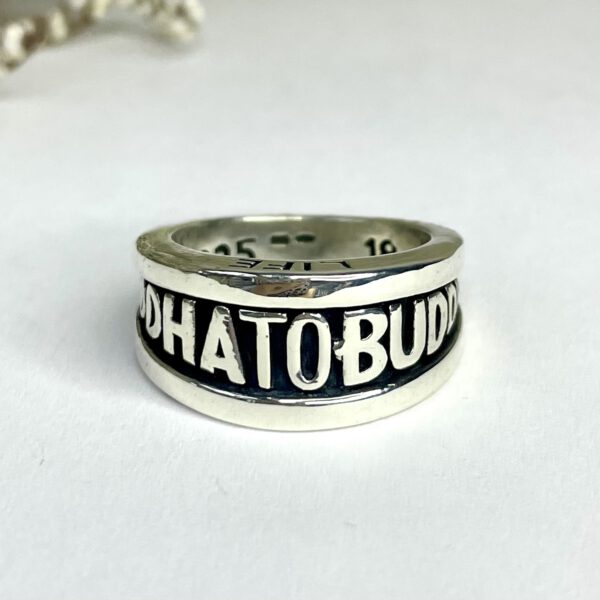 Buddha to Buddha ring met tekst (maat 18)